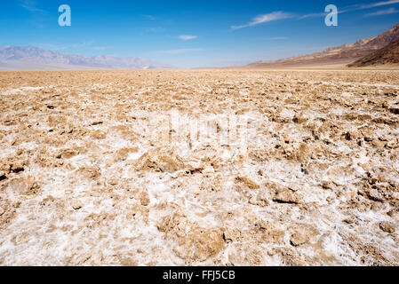 Badwater Basin in Death Valley Nationalpark, Kalifornien, der tiefste Punkt in den Vereinigten Staaten bei 282 Fuß unterhalb des Meeresspiegels. Stockfoto