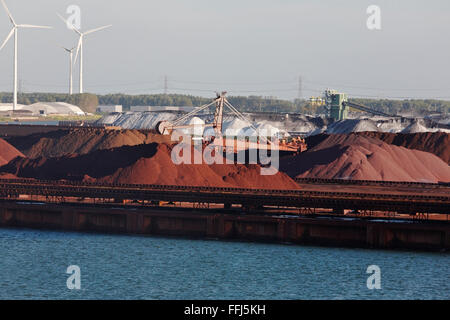 grobe Erzabbau in den Industriehafen in Rotterdam, Niederlande Stockfoto