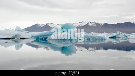JÖKULSÁRLÓN, Island - 18 JUN: Eisberge reflektiere Jökulsárlón, Island am 18. Juni 2015. Stockfoto