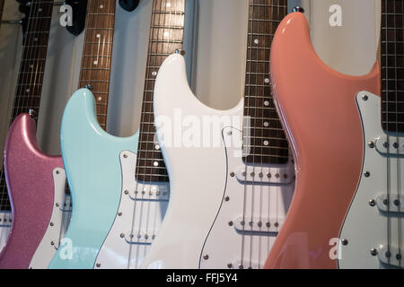 E-Gitarren auf dem Display in einem Musikgeschäft Stockfoto