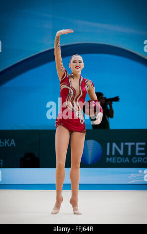 Kiew, UKRAINE - 30. August 2013: Alina Maksymenko der Ukraine führt während der 32. rhythmische Gymnastik World Championship (individuelle Mehrkampf) Stockfoto