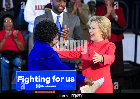 Demokratischen Präsidentschaftskandidaten Hillary Rodham Clinton umarmt Bamberg County Schulen Superintendent Thelma Sojourner während einer "Gang of Opportunity" Bürgerversammlung in Dänemark-Solar Elementary School 12. Februar 2016 in Dänemark, South Carolina, USA. Das Ereignis markiert die Unterschiede gegenüber armen schwarzen Familien und armen Landbevölkerung in South Carolina. Stockfoto