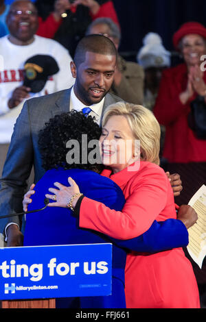 Demokratischen Präsidentschaftskandidaten Hillary Rodham Clinton umarmt Bamberg County Schulen Superintendent Thelma Sojourner während einer "Gang of Opportunity" Bürgerversammlung in Dänemark-Solar Elementary School 12. Februar 2016 in Dänemark, South Carolina, USA. Das Ereignis markiert die Unterschiede gegenüber armen schwarzen Familien und armen Landbevölkerung in South Carolina. Stockfoto