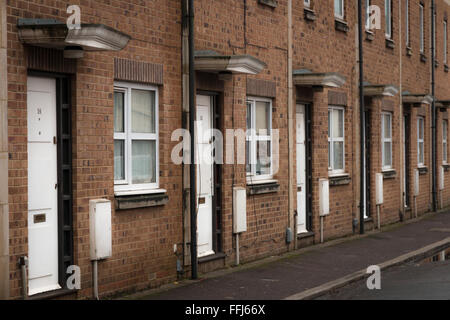 Eine Reihe von identischen Reihenhaus wohnen in einer Straße in South West England, UK Stockfoto