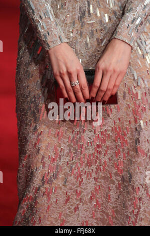 London, UK. 14. Februar 2016. Schauspielerin Gemma Chan besucht der EE British Academy of Film and Television Arts (BAFTA) am Royal Opera House in London. Bildnachweis: David Mbiyu/Alamy Live-Nachrichten Stockfoto