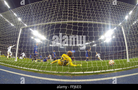 Torhüter Tim Howard des FC Everton verpasst ein Ziel während der UEFA Europa League Spiel gegen den FC Dynamo Kyiv Stockfoto