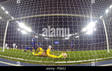 Torhüter Tim Howard des FC Everton verpasst ein Ziel während der UEFA Europa League Spiel gegen den FC Dynamo Kyiv Stockfoto