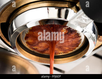 Espresso Kaffee-Extraktion mit bodenlosen filter Stockfoto