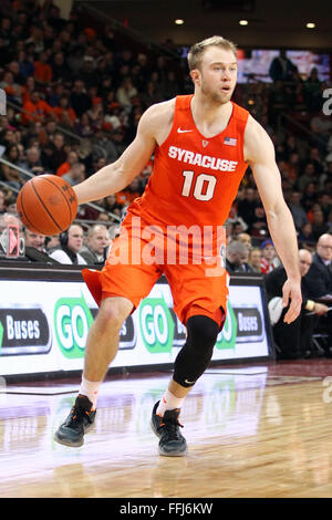 Conte Forum. 14. Februar 2016. MA, USA; Syracuse Orange bewachen Trevor Cooney (10) in Aktion während der zweiten Jahreshälfte eine NCAA Basketball-Spiel zwischen den Syracuse Orange und Boston College Eagles im Conte Forum. Syrakus besiegt Boston College 75-61. Anthony Nesmith/Cal Sport Media/Alamy Live-Nachrichten Stockfoto