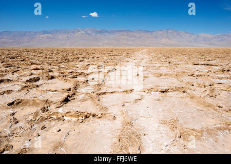 Badwater Basin in Death Valley Nationalpark, Kalifornien, der tiefste Punkt in den Vereinigten Staaten bei 282 Fuß unterhalb des Meeresspiegels. Stockfoto