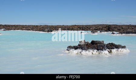 GRINDAVIK, Island - 13 JUN: Wasser aus der Svartsengi Geothermie-Kraftwerk in der Nähe von Blue Lagoon Spa am 13. Juni 2015. Stockfoto