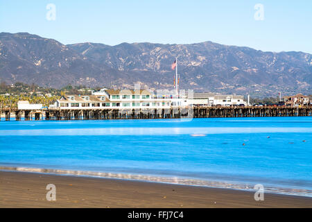 Bild von einer langen Belichtungszeit in Santa Barbara Hafen Kalifornien mit berühmten Stearns Wharf Futter das blaue Wasser. Stockfoto