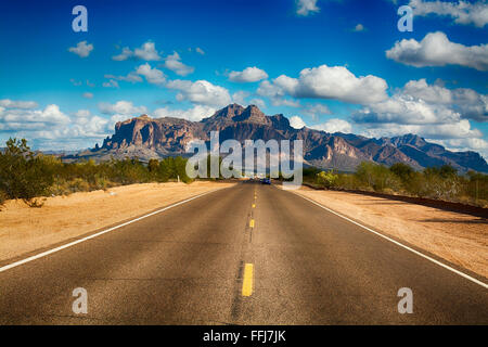 Eine lange entfernte Straße führt auf der Basis des berühmten Aberglauben Berg in Arizona zeigt die Schönheit dieser Wüstenlandschaft. Stockfoto