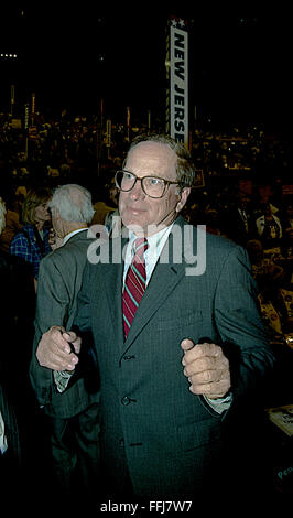 New York, NY, USA, 14. Juli 1992 Senator Sam Nunn (D -GA) auf der demokratischen nationalen Nominierung Convention im Madison Square Garden.  Nunn war 24 Jahre lang als Senator der Vereinigten Staaten aus Georgia (1972 bis 1997) als Mitglied der Demokratischen Partei. Seine politische Erfahrung und Referenzen für die nationale Verteidigung Berichten zufolge setzte ihn als einen potenziellen Kandidaten für die Vizepräsidentschaft für demokratischen Präsidentschaftskandidaten John Kerry (2004) und Barack Obama (2008) berücksichtigt. Bildnachweis: Mark Reinstein Stockfoto