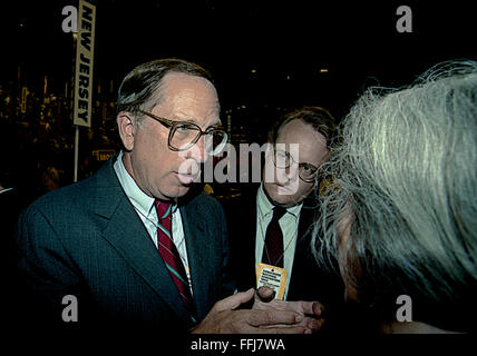 New York, NY, USA, 14. Juli 1992 Senator Sam Nunn (D -GA) auf der demokratischen nationalen Nominierung Convention im Madison Square Garden.  Nunn war 24 Jahre lang als Senator der Vereinigten Staaten aus Georgia (1972 bis 1997) als Mitglied der Demokratischen Partei. Seine politische Erfahrung und Referenzen für die nationale Verteidigung Berichten zufolge setzte ihn als einen potenziellen Kandidaten für die Vizepräsidentschaft für demokratischen Präsidentschaftskandidaten John Kerry (2004) und Barack Obama (2008) berücksichtigt. Bildnachweis: Mark Reinstein Stockfoto