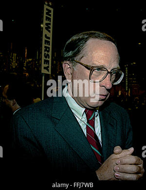 New York, NY, USA, 14. Juli 1992 Senator Sam Nunn (D -GA) auf der demokratischen nationalen Nominierung Convention im Madison Square Garden.  Nunn war 24 Jahre lang als Senator der Vereinigten Staaten aus Georgia (1972 bis 1997) als Mitglied der Demokratischen Partei. Seine politische Erfahrung und Referenzen für die nationale Verteidigung Berichten zufolge setzte ihn als einen potenziellen Kandidaten für die Vizepräsidentschaft für demokratischen Präsidentschaftskandidaten John Kerry (2004) und Barack Obama (2008) berücksichtigt. Bildnachweis: Mark Reinstein Stockfoto