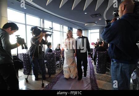 Manhattan, New York, USA. 14. Februar 2011. Grand Prize gewinnende Paar STEPHANIE Rumpf und Air Force Captain JOHN WU aus Louisville, KY sind verheiratet, wie 14 Paare aus ganz Amerika sagen "I" auf der 17. jährliche Empire State Building & TheKnot.com Valentinstag Hochzeit Veranstaltung. Bryan Smith/ZUMAPRESS.com/Alamy © Live-Nachrichten Stockfoto