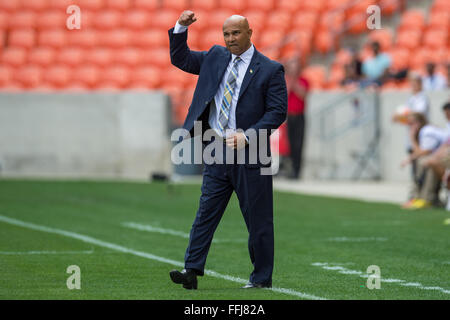 Houston, TX, USA. 14. Februar 2016. Guyana-Cheftrainer Mark Rodrigues feiert den Sieg nach einem Olympia-Qualifikation CONCACAF Fußball-Match zwischen Guatemala und Guyana BBVA Compass Stadium in Houston, Texas. Guyana gewann 2-1.Trask Smith/CSM/Alamy Live News Stockfoto