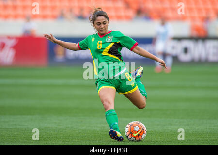 Houston, TX, USA. 14. Februar 2016. Guyana Mittelfeldspieler Ashlee Savona (8) steuert den Ball bei einem Olympia-Qualifikation CONCACAF Fußballspiel zwischen Guatemala und Guyana BBVA Compass Stadium in Houston, Texas. Guyana gewann 2-1.Trask Smith/CSM/Alamy Live News Stockfoto