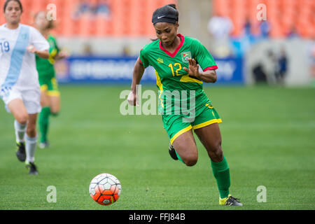 Houston, TX, USA. 14. Februar 2016. Guyana vorwärts Otesha Charles (12) steuert den Ball bei einem Olympia-Qualifikation CONCACAF Fußballspiel zwischen Guatemala und Guyana BBVA Compass-Stadion in Houston, TX. Guyana gewann 2-1.Trask Smith/CSM/Alamy Live News Stockfoto