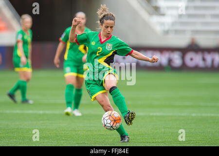 Houston, TX, USA. 14. Februar 2016. Guyana Mittelfeldspieler Alison Heydorn (2) steuert den Ball bei einem Olympia-Qualifikation CONCACAF Fußballspiel zwischen Guatemala und Guyana BBVA Compass Stadium in Houston, Texas. Guyana gewann 2-1.Trask Smith/CSM/Alamy Live News Stockfoto