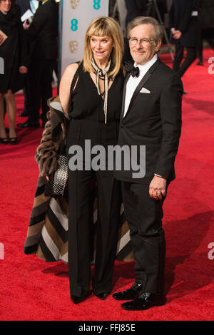 London, UK. 14. Februar 2016. Kate Capshaw und Steven Spielberg. Roten Teppich Ankünfte für den 69. EE British Academy Film Awards, BAFTAs, am Royal Opera House. Bildnachweis: Lebendige Bilder/Alamy Live-Nachrichten Stockfoto