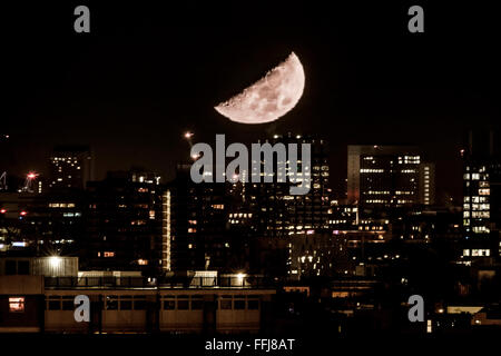 London, UK. 15. Februar 2016. Zunehmender Halbmond Mond geht über London City Credit: Guy Corbishley/Alamy Live News Stockfoto