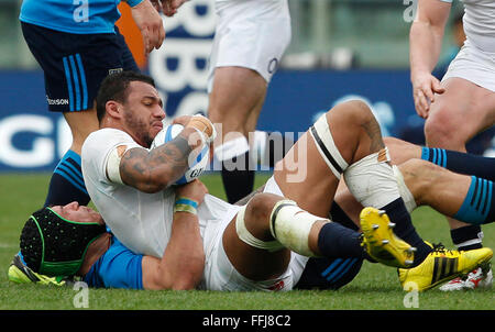 Rom, Italien. 14. Februar 2016. Englands Courtney Lawes wird durch Italiens Francesco Minto, unten links, während das Six Nations Rugby union Länderspiel zwischen England und Italien herausgefordert. Wo schlägt England Italien bei 40-9 Stand von Roms Olympia Stadion Credit: Riccardo De Luca/Pacific Press/Alamy Live News Stockfoto