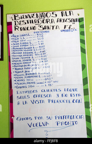 Santiago Matatlán, Oaxaca, Mexiko - eine Liste in ein Mezcal-Destillerie mit Preisen in Pesos für verschiedene Sorten des Mezcal. Stockfoto