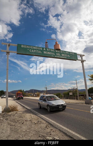 Santiago Matatlán, Oaxaca, Mexiko - ein Zeichen, gekrönt mit einem Kupfer noch auf Highway 190. Stockfoto