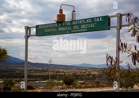 Santiago Matatlán, Oaxaca, Mexiko - ein Zeichen, gekrönt mit einem Kupfer noch auf Highway 190. Stockfoto