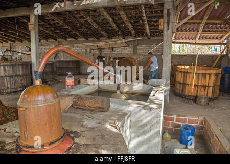 Santiago Matatlán, Oaxaca, Mexiko - ein Kupfer noch in ein Mezcal-Destillerie. Stockfoto