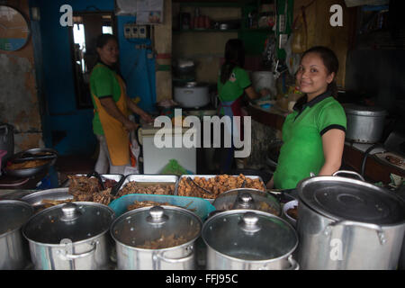 Lokal bekannt als Carinderia, bieten Philippine Street Ständen eine Buffetform Auswahl an verschiedenen Spezialitäten. Stockfoto