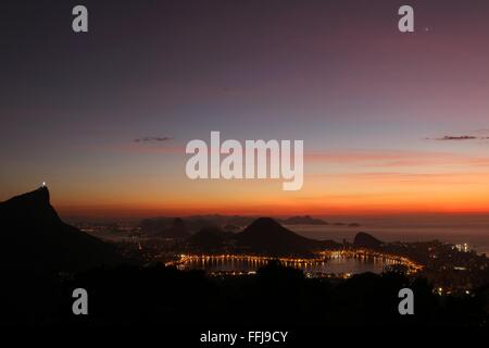 Rio De Janeiro, Brasilien, 14. Februar. Rio De Janeiro im Morgengrauen von Vista Chinesa (chinesische Belvedere) im Nationalpark Tijuca Wald gesehen. Corcovado Berg mit der Statue von Christus dem Erlöser ist auf der linken Seite gesehen und Zuckerhut ist in der Ferne sehen. Venus und Merkur sind oben rechts zu sehen. Bildnachweis: Maria Adelaide Silva/Alamy Live-Nachrichten Stockfoto