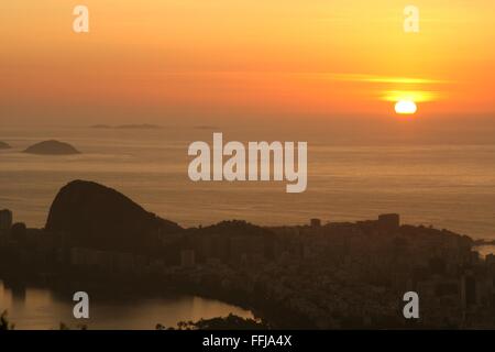 Rio De Janeiro, Brasilien, 14. Februar. Die Sonne im Meer, mit Ipanema im Vordergrund, im Nationalpark Tijuca Wald von Vista Chinesa (chinesische Belvedere) gesehen. Bildnachweis: Maria Adelaide Silva/Alamy Live-Nachrichten Stockfoto