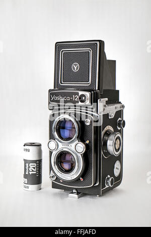 Filmkamera. Vintage Yashica 12 Twin-Objektiv 120-Roll-Film Mittelformat-TLR-Kamera vor weißem Hintergrund Stockfoto