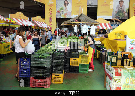 Der Mercato di Campagna Amica-Markt in Rom ist bekannt für seine frischen, regionalen Produkten. Stockfoto