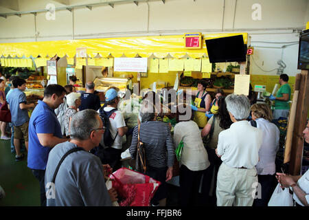 Der Mercato di Campagna Amica-Markt in Rom ist bekannt für seine frischen, regionalen Produkten. Stockfoto