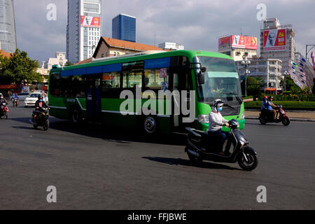 Verkehr im Kreis vor Ben Thanh Market in Ho-Chi-Minh-Stadt, Vietnam Stockfoto
