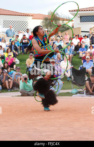 Phoenix, Arizona, USA. 14. Februar 2016. Nakotah LaRance konkurriert in der letzten Runde des 27. jährlichen World Championship Hoop Dance Contest. Bildnachweis: Jennifer Mack/Alamy Live-Nachrichten Stockfoto