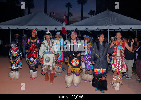 Phoenix, Arizona, USA. 14. Februar 2016. Die Gewinner des 27. jährlichen World Championship Hoop Dance Contest führen einen Siegestanz zum Abschluss der Feierlichkeiten. Bildnachweis: Jennifer Mack/Alamy Live-Nachrichten Stockfoto