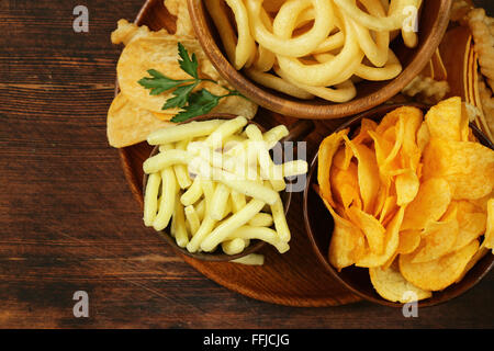 Verschiedene verschiedene Arten von Chips - Zwiebelringe, Sticks und Wohnung Stockfoto