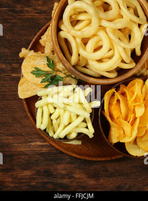 Verschiedene verschiedene Arten von Chips - Zwiebelringe, Sticks und Wohnung Stockfoto