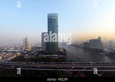 Der Fluss Wohnturm durch den Chao Phraya River in Bangkok. Stockfoto