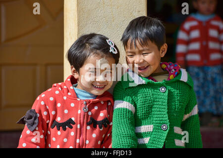 Niedlichen Kinder außerhalb der Kirche, Kanpetlet, Chin-Staat, Myanmar Stockfoto