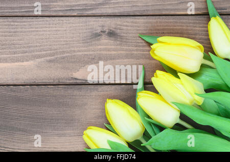 Tulpe Frühlingsblumen auf hölzernen Hintergrund Stockfoto