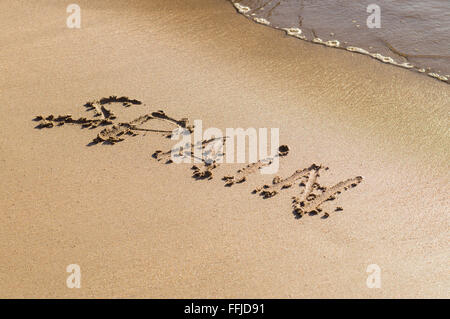 Inschrift Spanien am Sandstrand in der Nähe von Meer Stockfoto