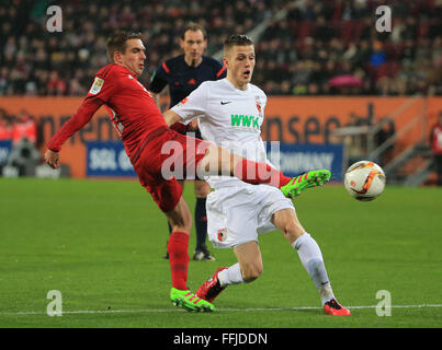 Augsburg, Deutschland. 14. Februar 2016. Bayerns Philipp Lahm (L) konkurriert während der deutschen Teilung der ersten Bundesliga-Fußball-Spiel gegen FC Augsburg in Augsburg, Deutschland, am 14. Februar 2016. Bayern München 3: 1 gewonnen. © Philippe Ruiz/Xinhua/Alamy Live-Nachrichten Stockfoto