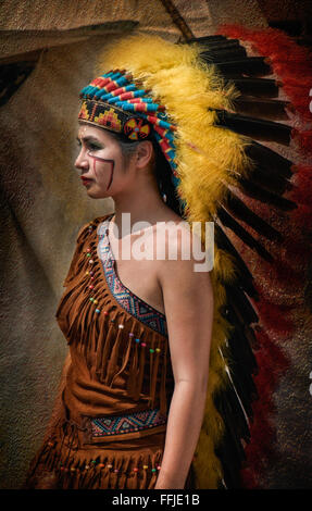 Indianisches Kostüm, das von einem thailändischen Mädchen auf dem Burapa Biker-Festival Pattaya Thailand S. E. Asia getragen wird Stockfoto