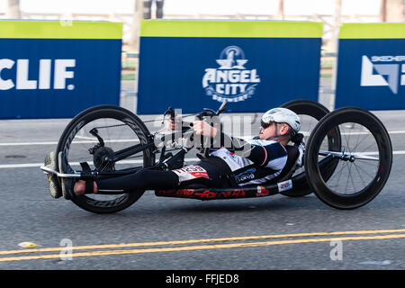 Los Angeles, Kalifornien, USA. 14. Februar 2016. Rafael Botello aus Spanien nimmt den zweiten Platz im Rollstuhl-Kategorie beim 2016 LA Marathon in Los Angeles Kalifornien Credit: R. Guillermo Orozco/Alamy Live News Stockfoto